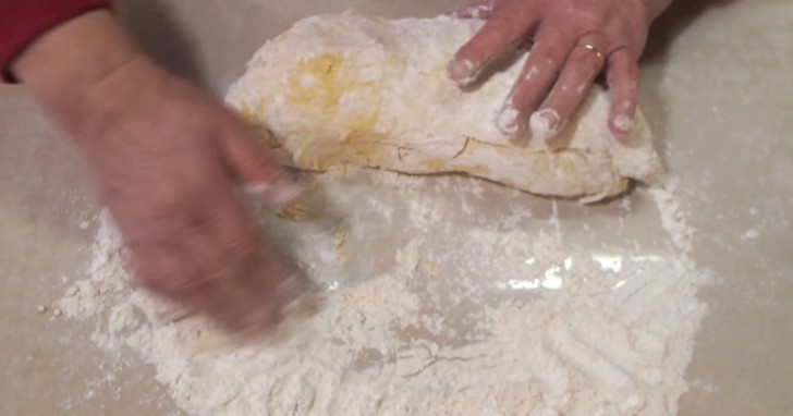 When the dough no longer sticks to the bowl, you can start to knead the dough with your hands, while continuing to add the type 00 flour until you have a soft and elastic dough.