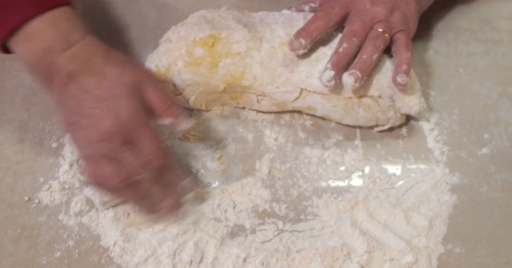 Lorsque la pâte ne colle plus au bol, vous pouvez la travailler à la main en continuant à ajouter de la farine 00. La pâte finale doit être molle, élastique.