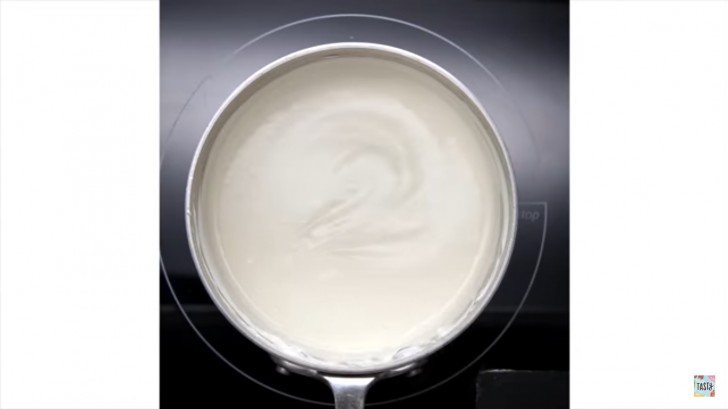 Dans une petite casserole, faire fondre à feu moyen le fromage crémeux et le beurre dans le lait. Laissez refroidir.