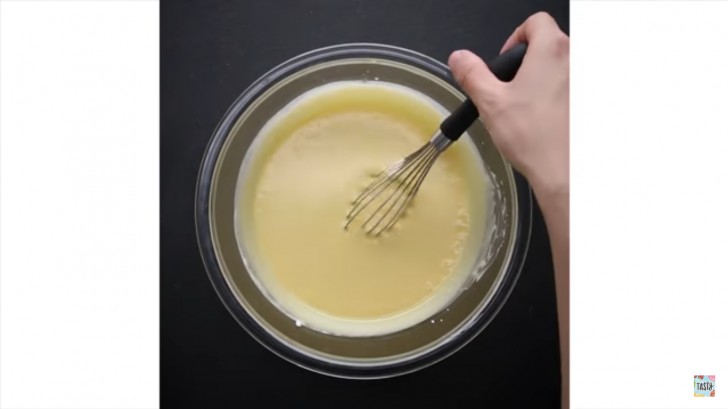 Battez les jaunes d'oeufs à part, puis ajoutez la crème au fromage froid. Remuez jusqu'à ce que les deux parties se mélagent à la perfection.