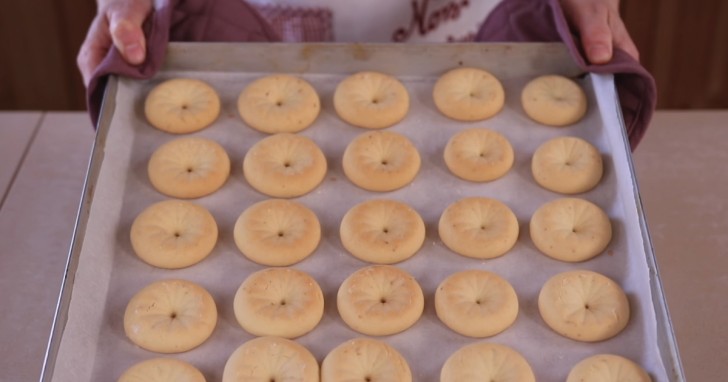 4. Backt die Kekse bei 180° Grad für 20-25 Minuten.