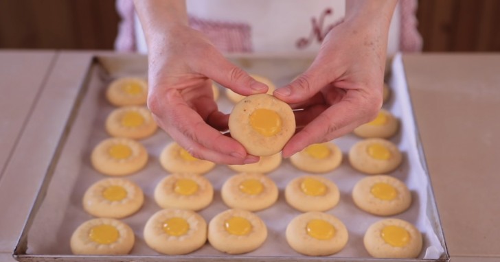 As you can see, preparing these delicious orange cookies is even easier than you thought!