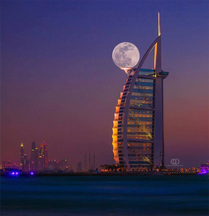 4. La superluna di Dubai sembra poggiare su un piedistallo.