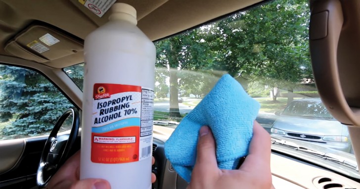 3. Continuer avec le nettoyage de la vitre avec un chiffon micro-fibre propre et de l'alcool : ce faisant, vous dégraisserez toute la surface.
