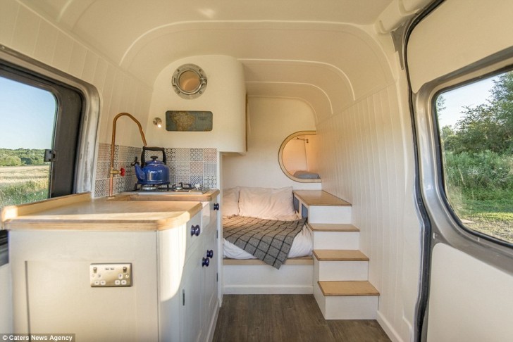 Le van, en effet, comprend une kitchenette agréable et un lit juste à côté.