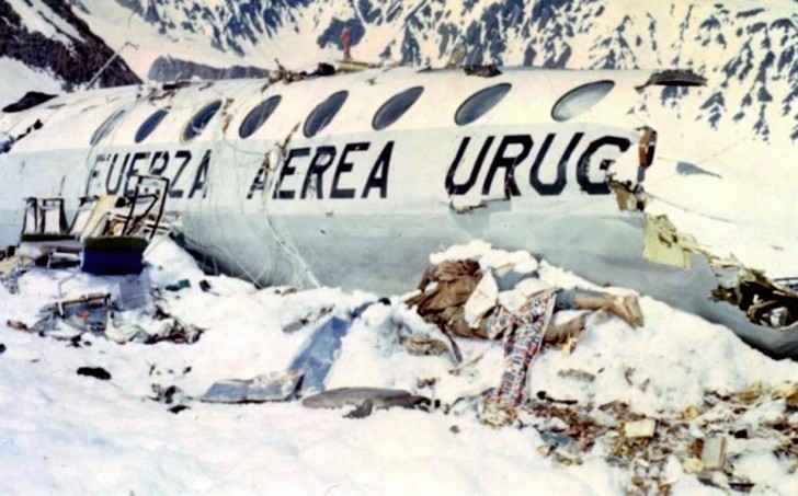 L'aereo sul quale viaggiavano apparteneva all'aviazione uruguayana e aveva il compito di trasportare dei giocatori di rugby a Santiago del Cile. Ma quel 13 ottobre del 1972 la squadra non arrivò a destinazione, schiantandosi tra le innevate Ande.
