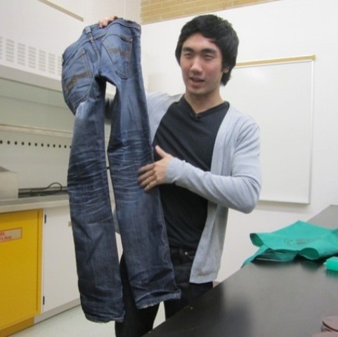 Le professeur qui a dirigé l'étude, cependant, n'a trouvé rien d'anormal: sur le jean, il y avait un niveau de bactéries semblable à un vêtement porté pendant quelques jours.
