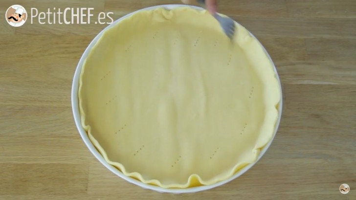 Extender la masa de hojaldre sobre un molde circular y con un tenedor agujerear el fondo. Cocinar la masa a 180°C por 25 minutos.