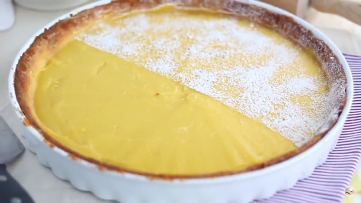 Se lo preferite, spolverate la superficie con zucchero a velo. La vostra torta al limone è pronta!