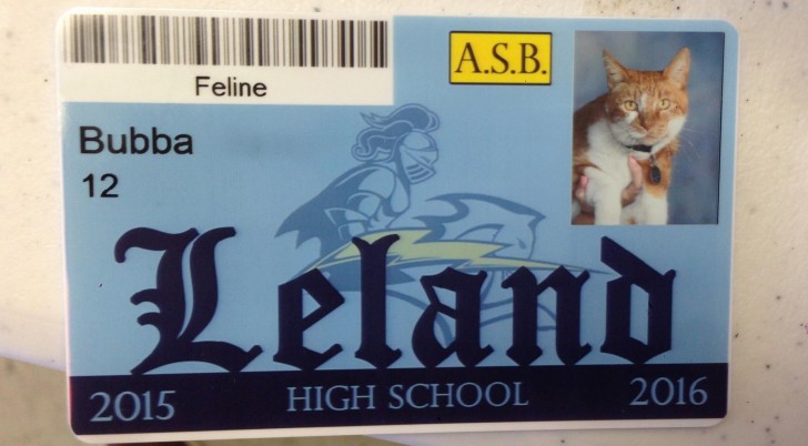 Dit is zijn officiële ID-kaart, die elke leerling van Lelang High School ontvangt.