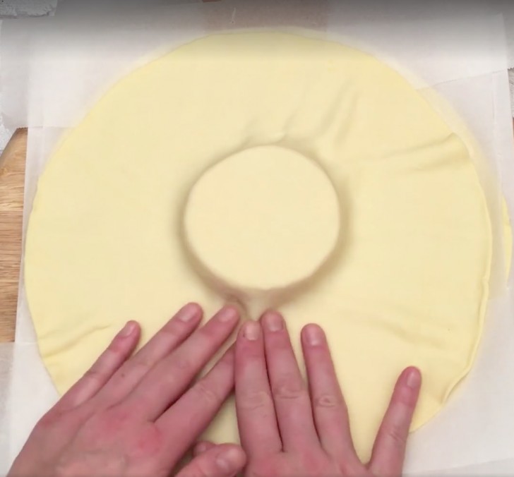 3. Con l'altro disco di pasta sfoglia ricoprite la forma.