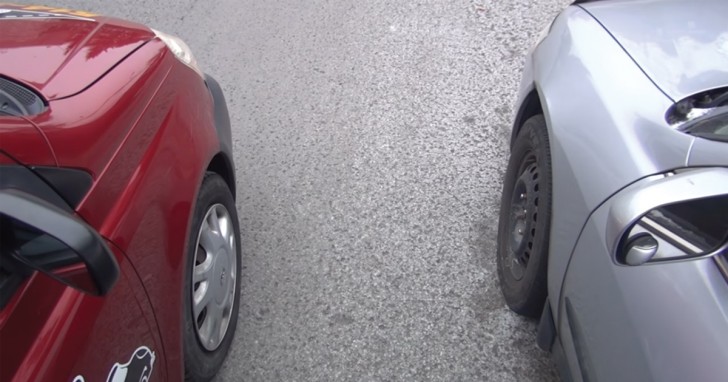 1. Activado el indicador de direccion y acercarse al auto que esta delante a la vuestra una vez estacionado llegando a poner los espejos en la misma altura, dejando una distancia de casi medio metro entre un vehiculo y el otro.