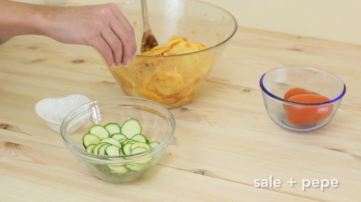 4. In una ciotola tagliate a fette le zucchine e aggiungete un filo d'olio e un pizzico di sale.