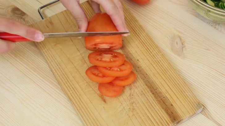 5. Affettate i pomodori e conditeli con olio e sale.