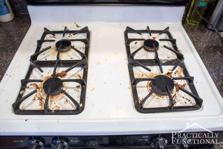 The stove top has been encrusted with grease for days, you try to clean it with the usual products and the result is ...