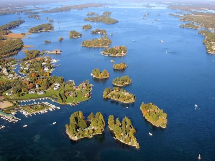 Lungo il fiume San Lorenzo si trovano le Thousand Islands, per la precisione sono 1864