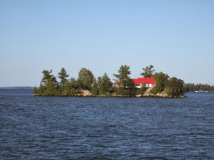 Beaucoup d’îles sont habitées et d'autres n'ont qu'une seule maison donc qu'une seule famille.