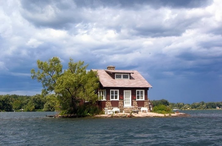 Et voici la plus petite île, il y a juste une maison et des fauteuils à l'entrée