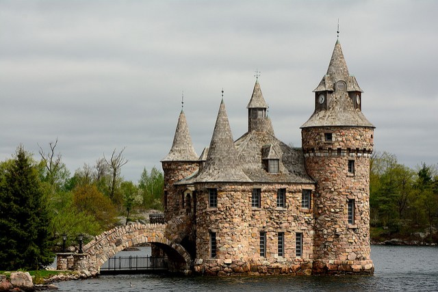 La costruzione del castello di Boldt cessò di colpo nei primi mesi del 1904, dopo la morte della moglie di Louise Kehrer Boldt, ma ora l'edificio è sta recuperato ed è visitabile gratuitamente!
