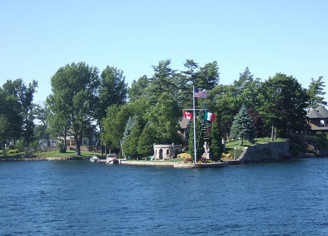 Deze eilandengroep is een natuurlijke grens tussen Canada (Ontario) en de V.S. (New York)