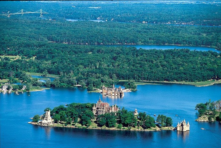 Il y a des îles de toutes les dimensions : certaines sont capables d'accueillir des maisons voir même des chateaux