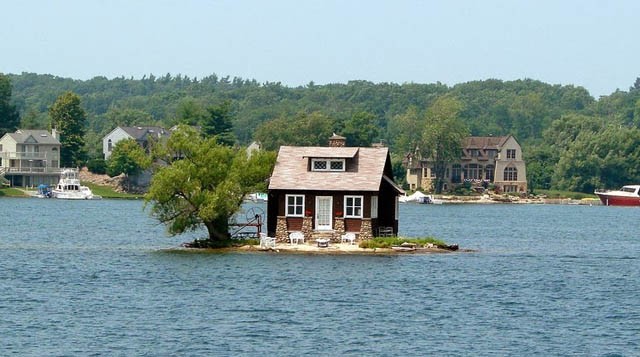 Andere eilanden zijn nog kleiner, er past maar net één huisje op en een paar buitenstoelen!