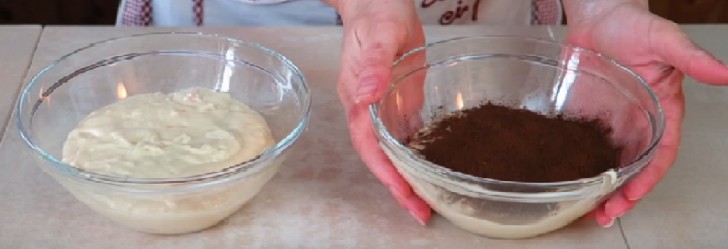 A questo punto, dividere l'impasto a metà in due ciotole e aggiungere in una i due cucchiai di cacao amaro.
