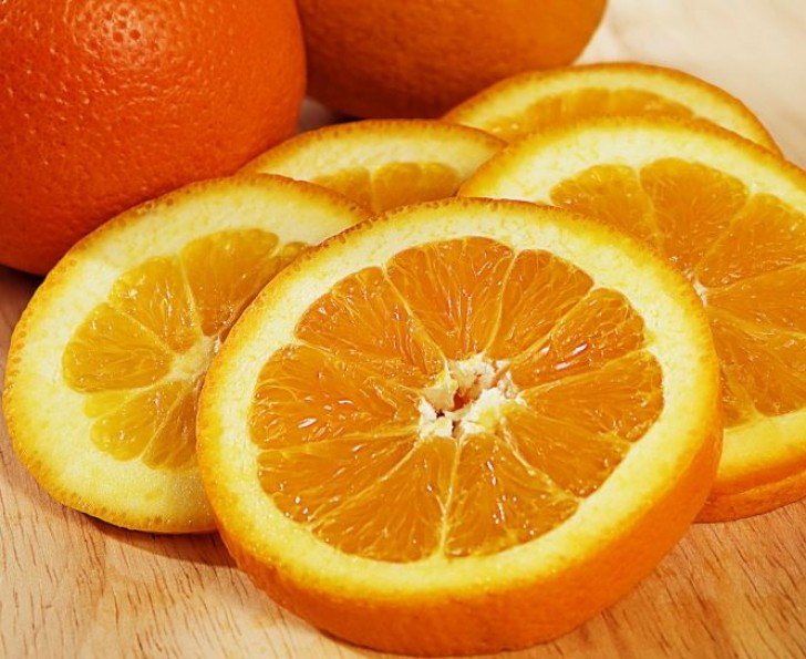 La dose giornaliera raccomandata di vitamina C varia da 65 a 90 mg. Un'arancia di 100 g ne fornisce solo 45 mg.