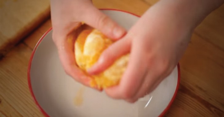 2. Exprimir una de las naranjas peladas y poner aparte el jugo.