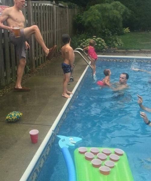 10. Non credo sia esattamente la maniera migliore per insegnargli a nuotare.