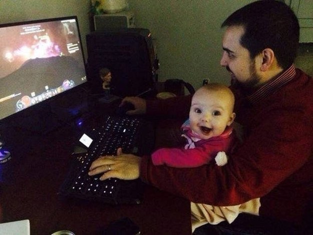 6. Neanche dover badare a sua figlia può separarlo dai suoi video games!