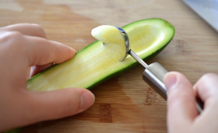1. wenn die Zucchini zu spät geerntet werden ist das innere voller Samen. Um sie zu entfernen nehmt einen Eislöffel.