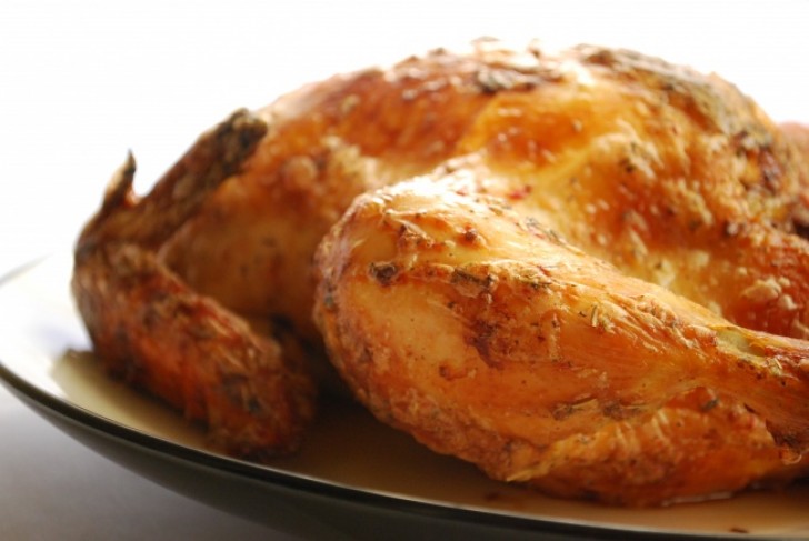 10. Um ein ganzes Hühnchen perfekt zu kochen, legt es mit der Brust nach unten in die Pfanne.