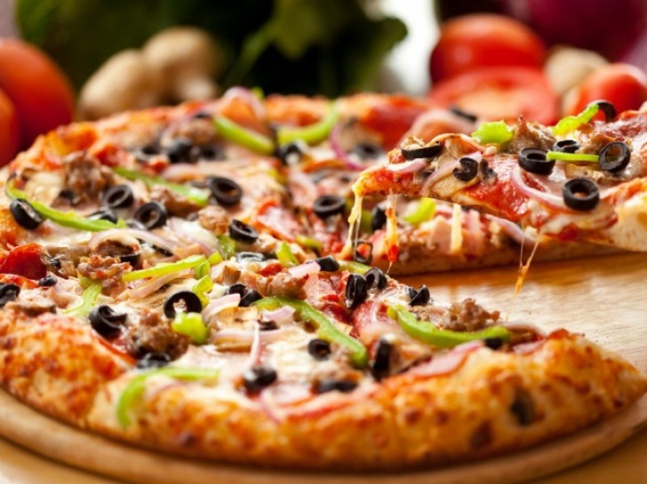 12. Om ni värmer redan kokta maträtter i mikrovågsugnen (såsom pizza), så sätt även ett glas vatten i ugnen: det kommer att undvika att maten torkas ännu mer.