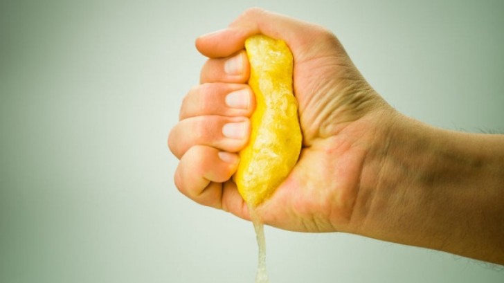 17. Om keukengeurtjes uit je handen te verwijderen, kun je je handen inwrijven met citroensap in plaats van zeef, of met zout.