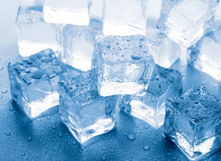 2. Eliminate excess oil from fried food with ice cubes.
