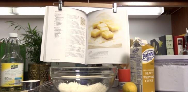 21. Om ni är vana vid att läsa recept ur kokböcker när ni lagar mat så använd en galge för att hålla boken där ni behöver den!