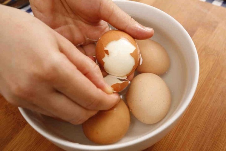 5. Um ein Ei schnell zu schälen gebt etwas Essig in das Kochwasser.
