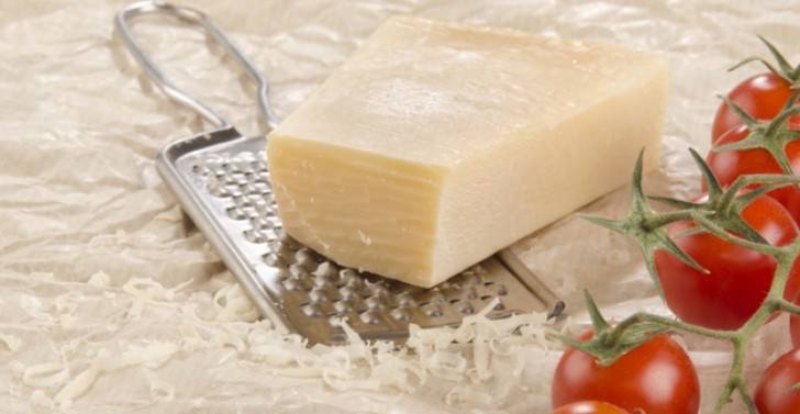 7. Um zu vermeiden dass der Käse an der Reibe kleben bleibt, gebt ihn einige Minuten in die Gefriertruhe bis er leicht anfriert.