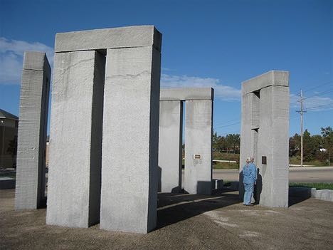 Il a été estimé que les pierres de Stonehenge ont un poids compris entre 15 et 20 tonnes. Celles-ci ont été transportées sur des kilomètres, peut-être même 200.