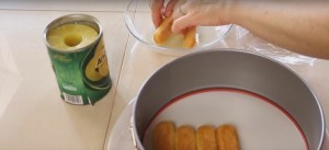 2. Usate quel succo per immergervi i biscotti Savoiardi e creare così la base della vostra torta.