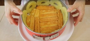 3. Usar las fetas de anana para crear el borde externo de la torta como se muestra en la foto.