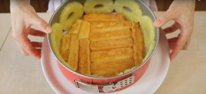 3. Utilisez les tranches d'ananas pour créer le bord extérieur du gâteau comme montré sur la photo.