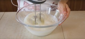 5. Pasar el relleno cremoso: usar un batidor electrico para montar la crema dulce ya azucarada. 