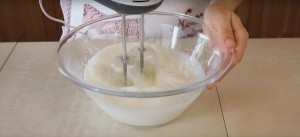 5. Pasar el relleno cremoso: usar un batidor electrico para montar la crema dulce ya azucarada.