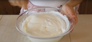 6. Rührt die Kondensmilch, den Joghurt und die Ananasstücke aus der zweiten Dose unter.