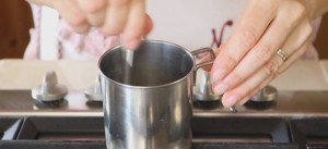 7. Remove the gelatin from the bowl and transfer it to a saucepan where you will dissolve it with a little water, stirring constantly. Add it to the cream.