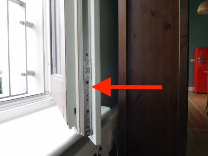 Installers often do not communicate the existence of the adjustment screws on the windows, which allow you to better deal with the summer and winter temperatures.