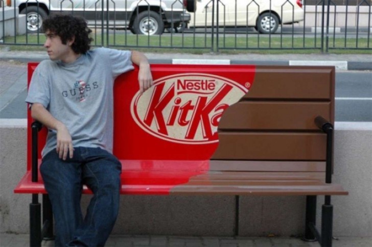 3. Le barrette di cioccolato KitKat in simbiosi con una panchina.