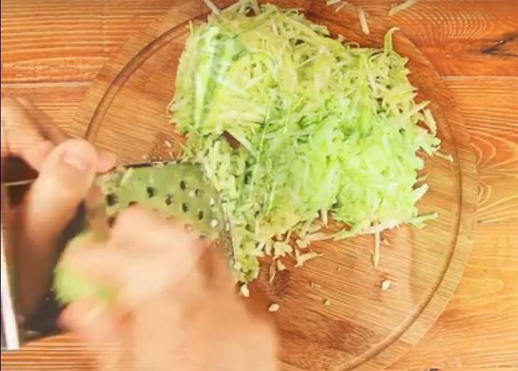 1. Grattugiate la zucchina in una ciotola e aggiungete un po' di sale.